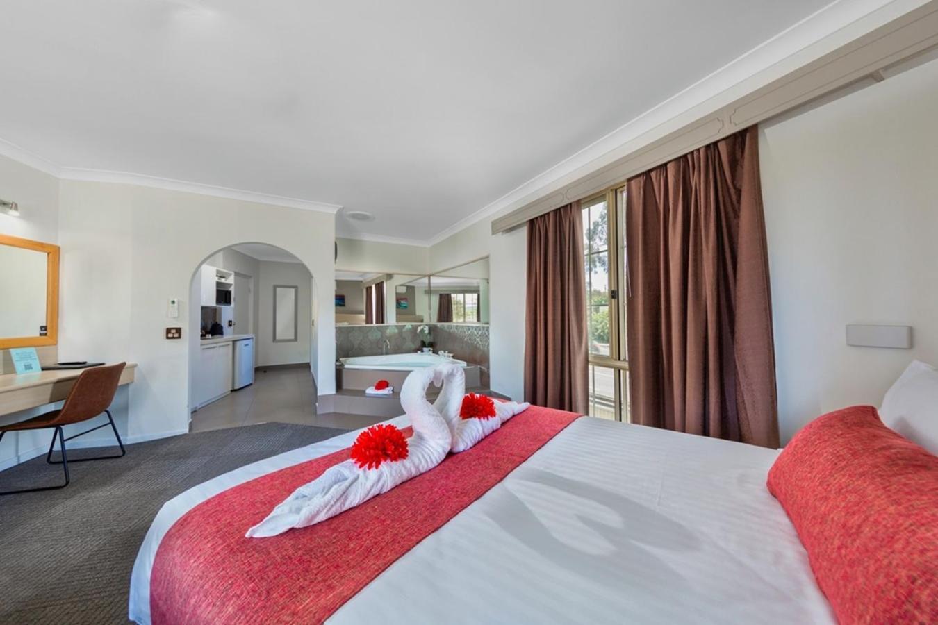 Hamilton'S Queanbeyan Motel Exterior photo